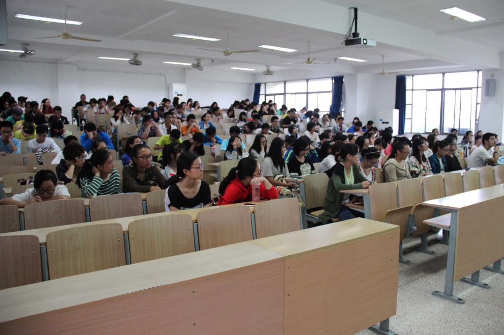 师生携手享情谊珍贵  比心交互创和谐人际——法学院2014级新生心理教育讲座