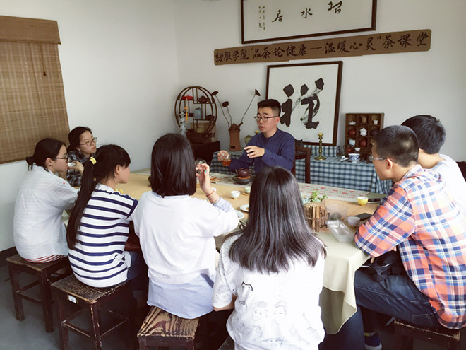 纺服学院举办“品茶论健康--温暖心灵”茶课堂