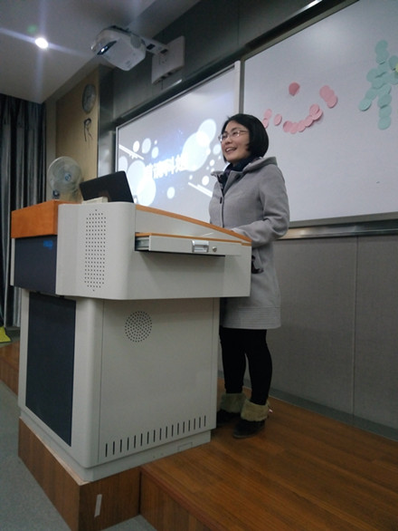 纺服学院举办“心桥”主题班会