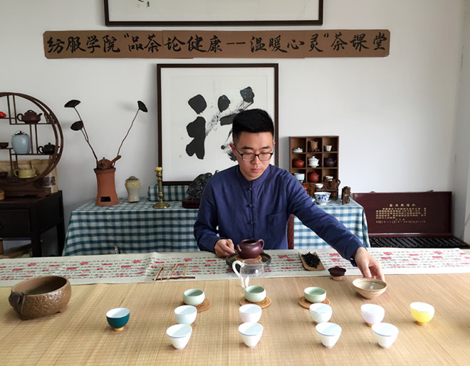 纺服学院举办“品茶论健康--温暖心灵”茶课堂