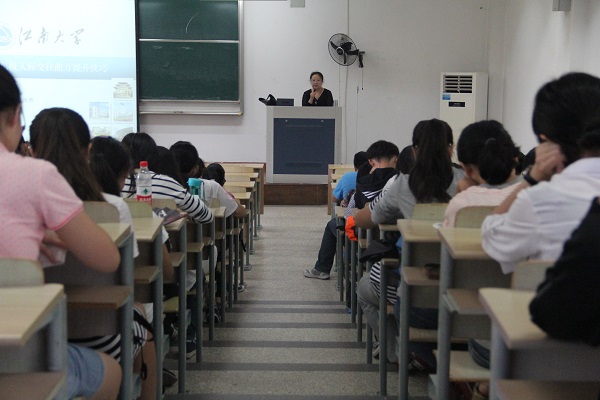 关注新生人际交往——记法学院2015级新生入学教育心理讲座