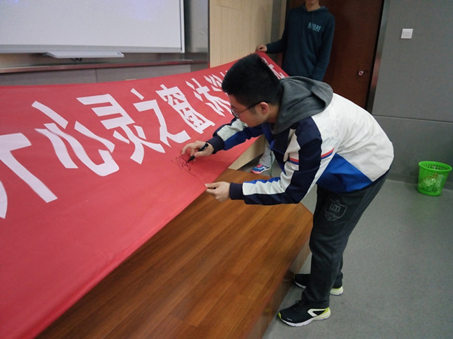 纺服学院举办“心桥”主题班会